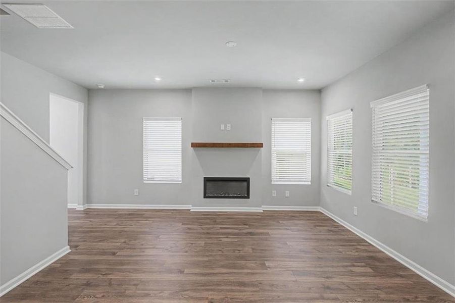 Spacious, unfurnished interior of a new home in Sawmill Creek, Austell (Image 20).