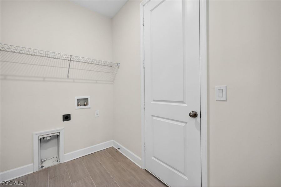 Spacious, unfurnished interior of a new home in Cape Coral, Cape Coral (Image 35).