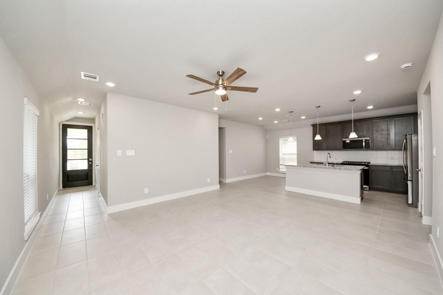 Spacious, unfurnished interior of a new home in , Tomball (Image 28).