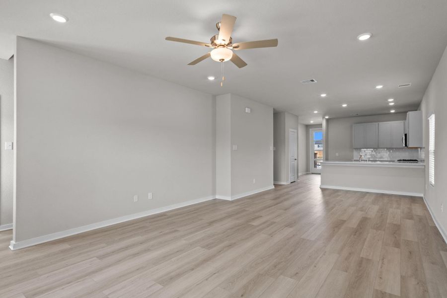 Spacious, unfurnished interior of a new home in Laurel Landing 40', Alvin (Image 19). Spacious, unfurnished interior of a new home in Laurel Landing 40', Alvin (Image 19).