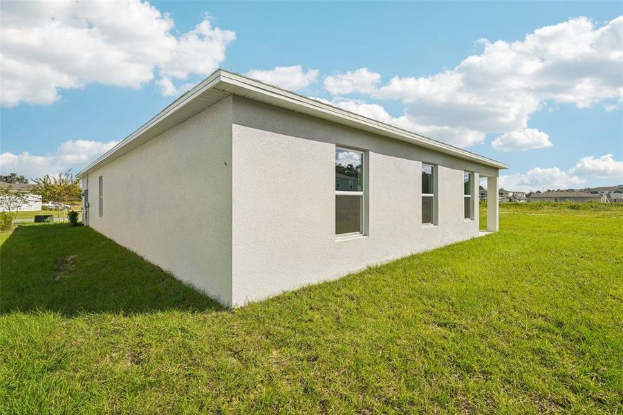 Exterior details and patio area of a home in West Oak, Ocala (Image 5).
