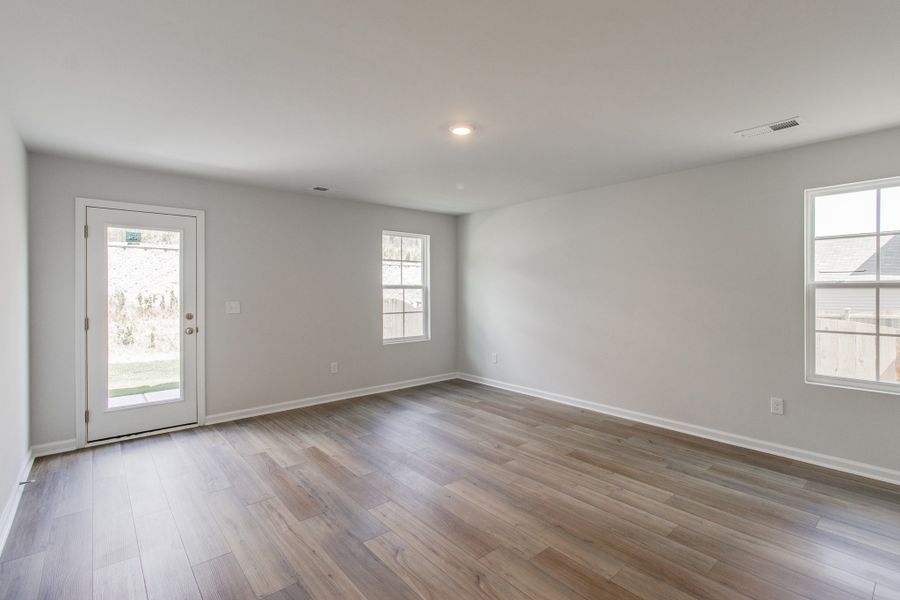Spacious, unfurnished interior of a new home in Bluefield, Lexington (Image 19).