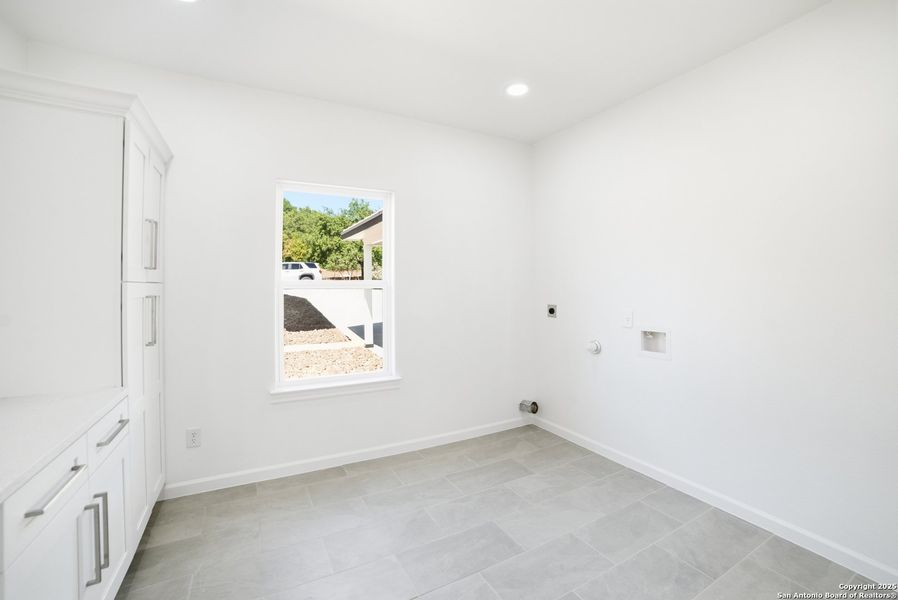 Spacious, unfurnished interior of a new home in , Lakehills (Image 27).