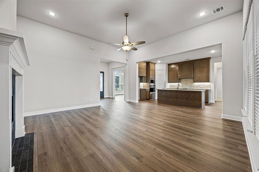 Spacious, unfurnished interior of a new home in Tuscan Estates (1 Acre Lots), Waxahachie (Image 24). Spacious, unfurnished interior of a new home in Tuscan Estates (1 Acre Lots), Waxahachie (Image 24).