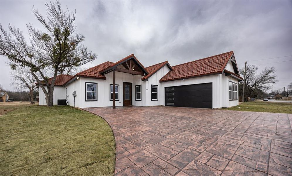 Front exterior of a new home in , Cleburne, TX, highlighting curb appeal (Image 27).