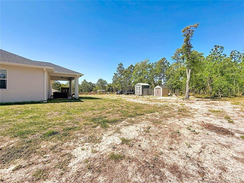 Exterior details and patio area of a home in , Dunnellon (Image 27).