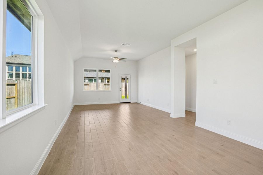Spacious, unfurnished interior of a new home in Sienna 40', Missouri City (Image 11). Spacious, unfurnished interior of a new home in Sienna 40', Missouri City (Image 11).