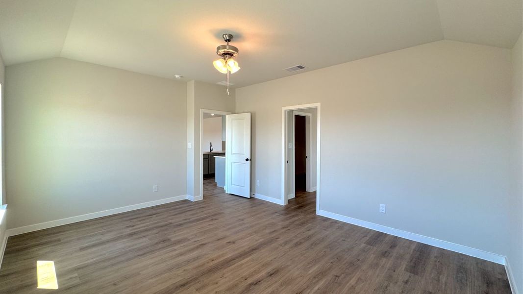 Spacious, unfurnished interior of a new home in The Reserve at London, Corpus Christi (Image 17).