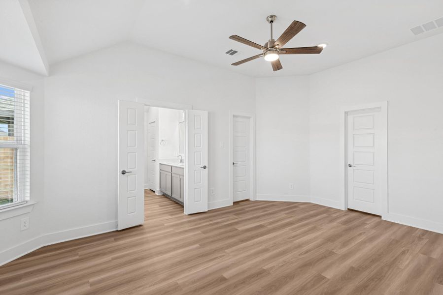 Spacious, unfurnished interior of a new home in Lone Star Landing, Montgomery (Image 40).