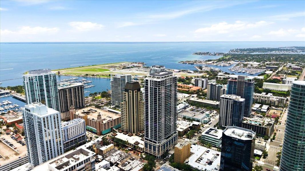 Condo located in St. Petersburg, FL showcasing its design and architecture (Image 49).