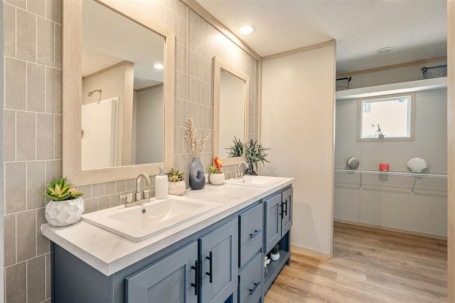 Furnished interior view inside a new home in , Corsicana (Image 16).