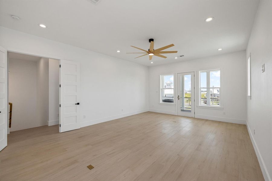 Spacious, unfurnished interior of a new home in , Galveston (Image 24).