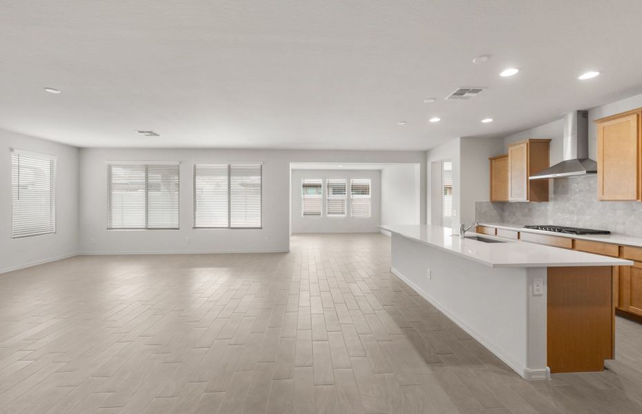 Spacious, unfurnished interior of a new home in Allen Ranches, Litchfield Park (Image 24).