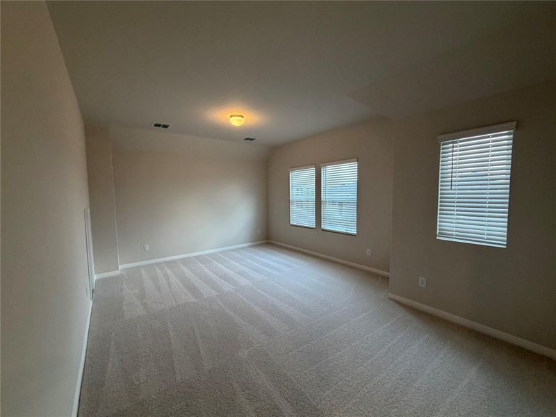 Spacious, unfurnished interior of a new home in Willow Springs, Buda (Image 16).