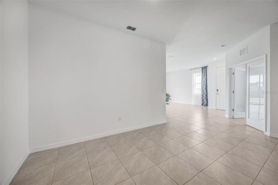 Spacious, unfurnished interior of a new home in Woodcreek, Wesley Chapel (Image 25).