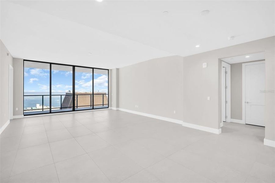 Spacious, unfurnished interior of a new home in , St. Petersburg (Image 58).