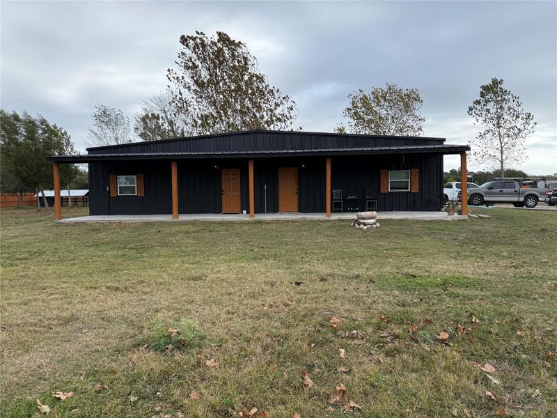 Exterior details and patio area of a home in , Santa Fe (Image 1).