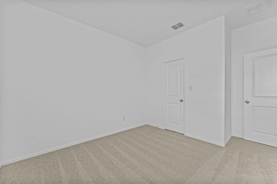 Spacious, unfurnished interior of a new home in Schriber Ranch, Mustang Ridge (Image 12).