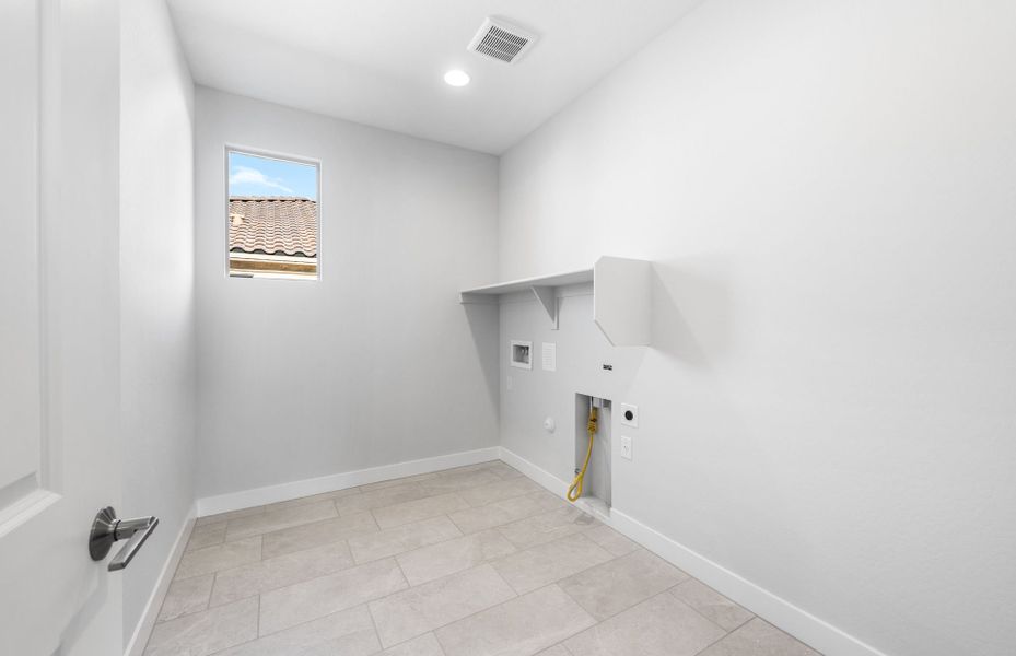 Spacious, unfurnished interior of a new home in Sun City Anthem at Merrill Ranch, Florence (Image 13).