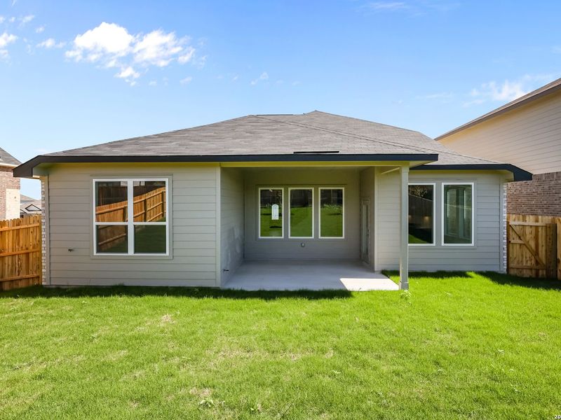 Exterior details and patio area of a home in Comanche Ridge, San Antonio (Image 4).