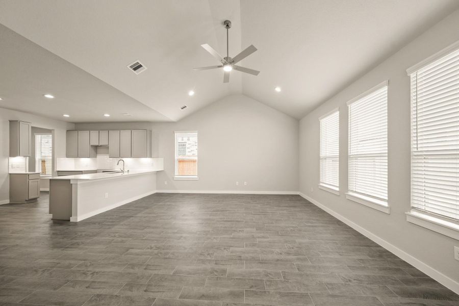 Spacious, unfurnished interior of a new home in Barton Creek Ranch, Conroe (Image 11).
