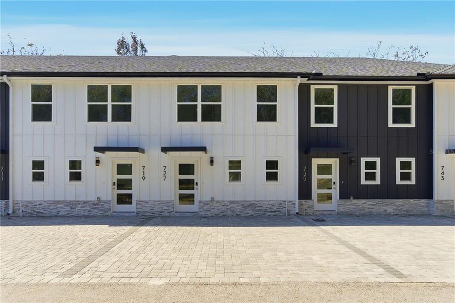 Exterior details and patio area of a home in , Altamonte Springs (Image 14).