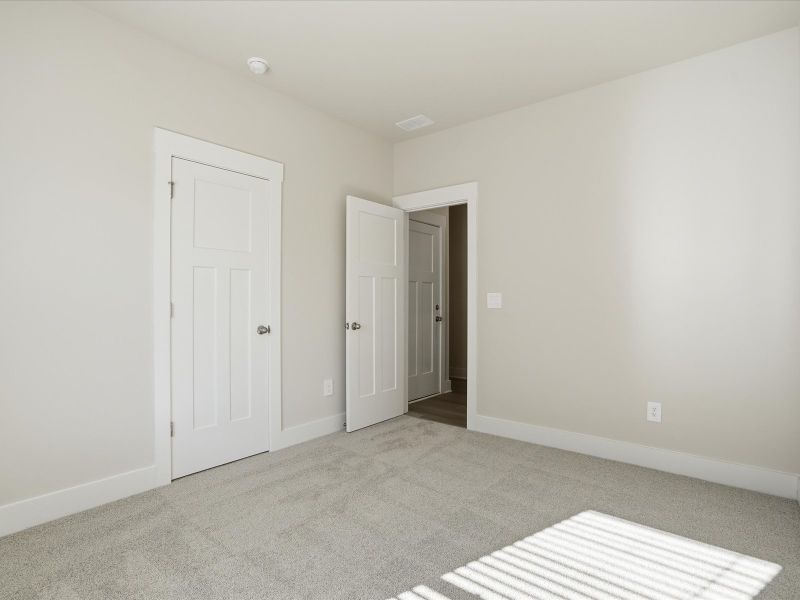 Spacious, unfurnished interior of a new home in Ashby Woods, Boiling Springs (Image 8).