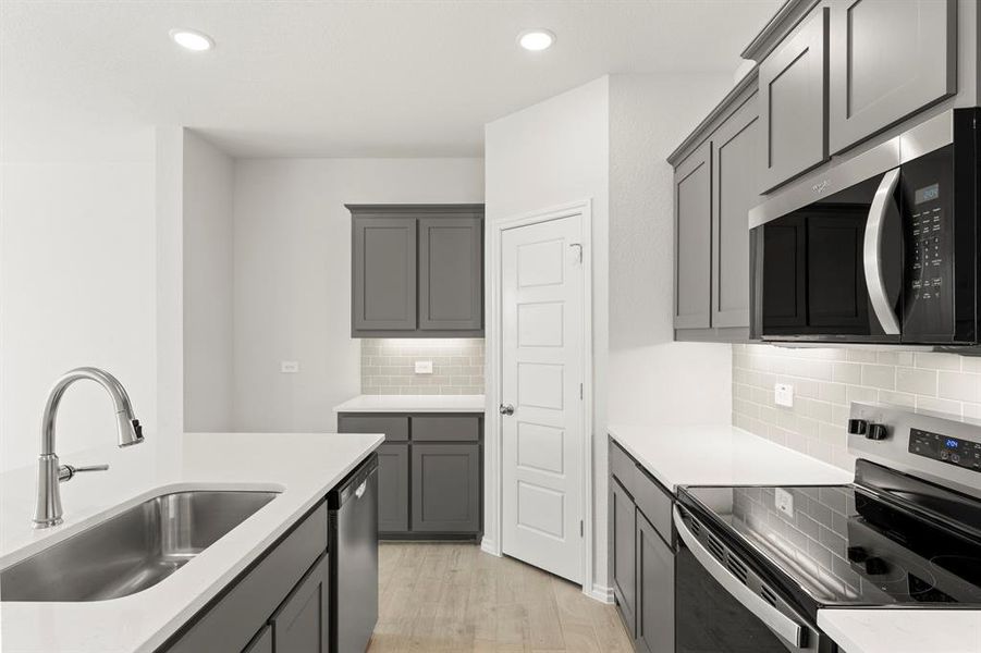 14. 8216 Kingfisher - Kitchen (4)