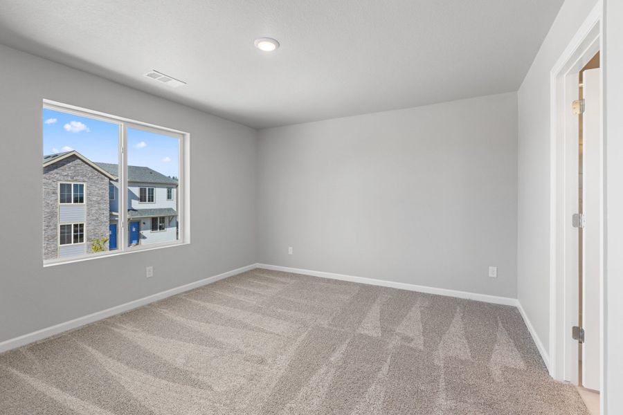 Spacious, unfurnished interior of a new home in Spring Valley, Longmont (Image 16).