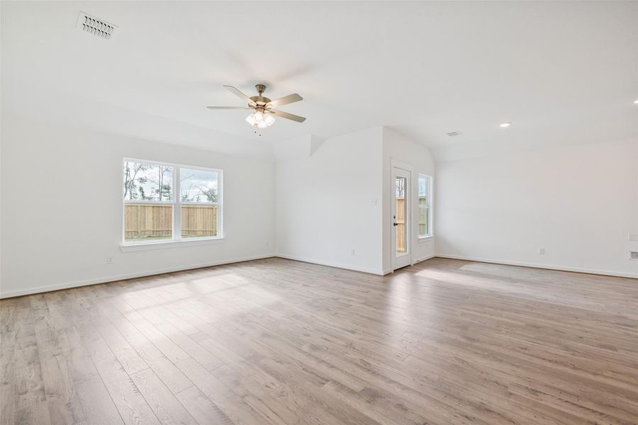 Spacious, unfurnished interior of a new home in Cielo, Conroe (Image 24).