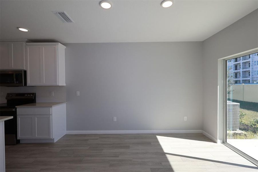 Spacious, unfurnished interior of a new home in Tyson Ranch, Orlando (Image 14).