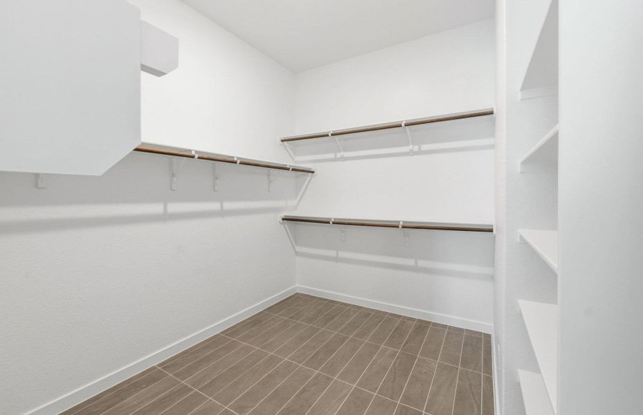 Spacious, unfurnished interior of a new home in 6 Creeks, Kyle (Image 19).