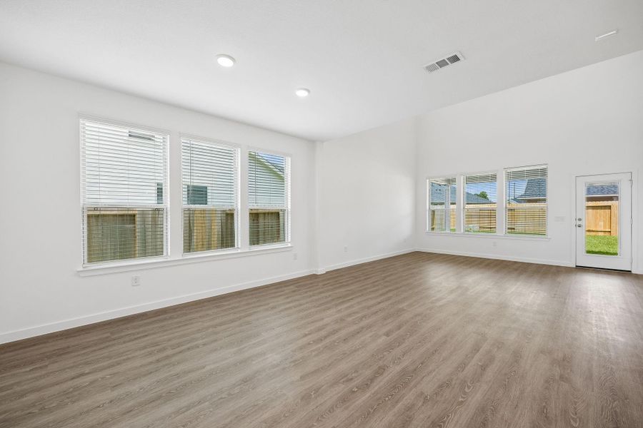 Spacious, unfurnished interior of a new home in Ellerden, Tomball (Image 16).