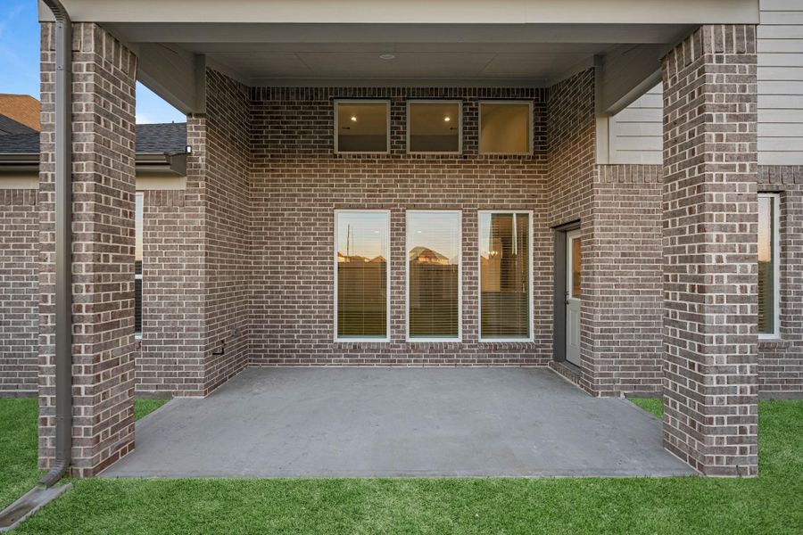 Exterior details and patio area of a home in Briarwood Crossing, Rosenberg (Image 21).