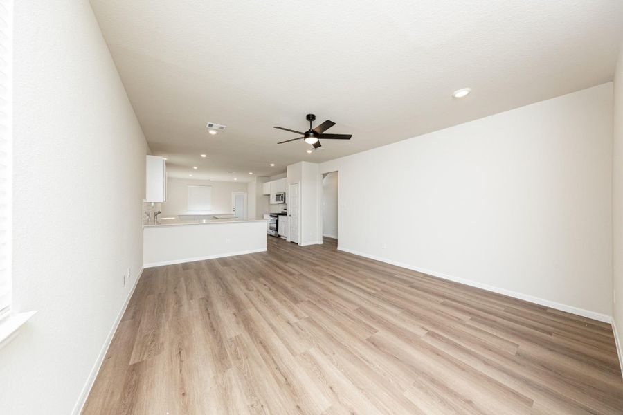 Spacious, unfurnished interior of a new home in River's Edge, Conroe (Image 15).