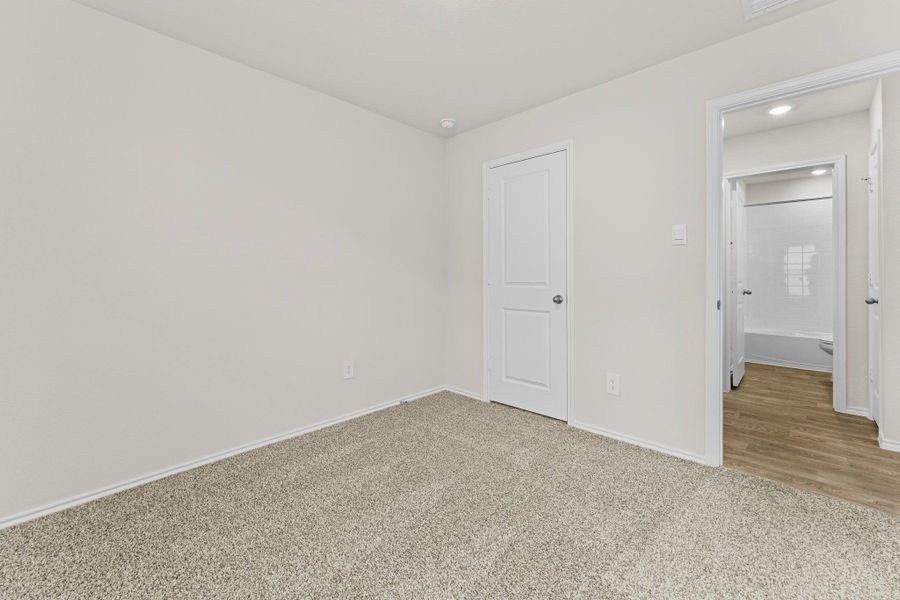 Spacious, unfurnished interior of a new home in Ladera, Luling (Image 21).