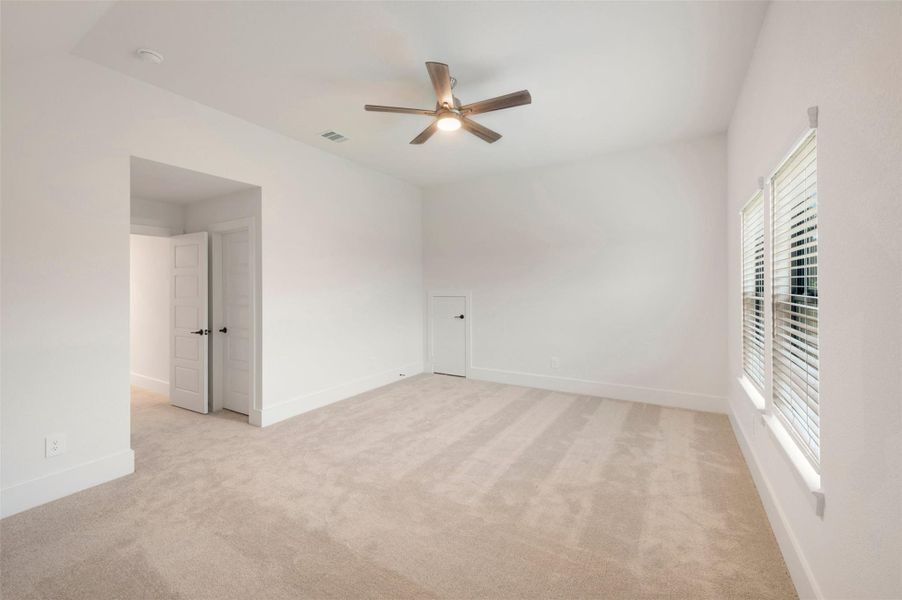 Spacious, unfurnished interior of a new home in Lone Star Landing, Montgomery (Image 28).