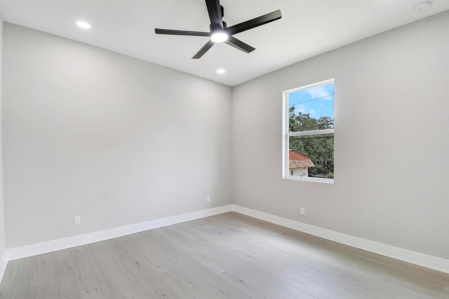 Spacious, unfurnished interior of a new home in , Jensen Beach (Image 49).