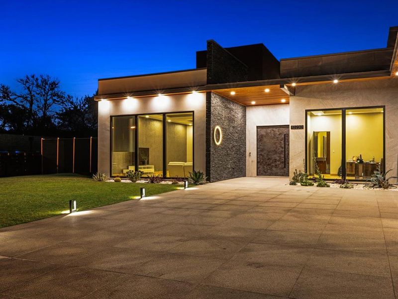 Exterior details and patio area of a home in , Dallas (Image 16).