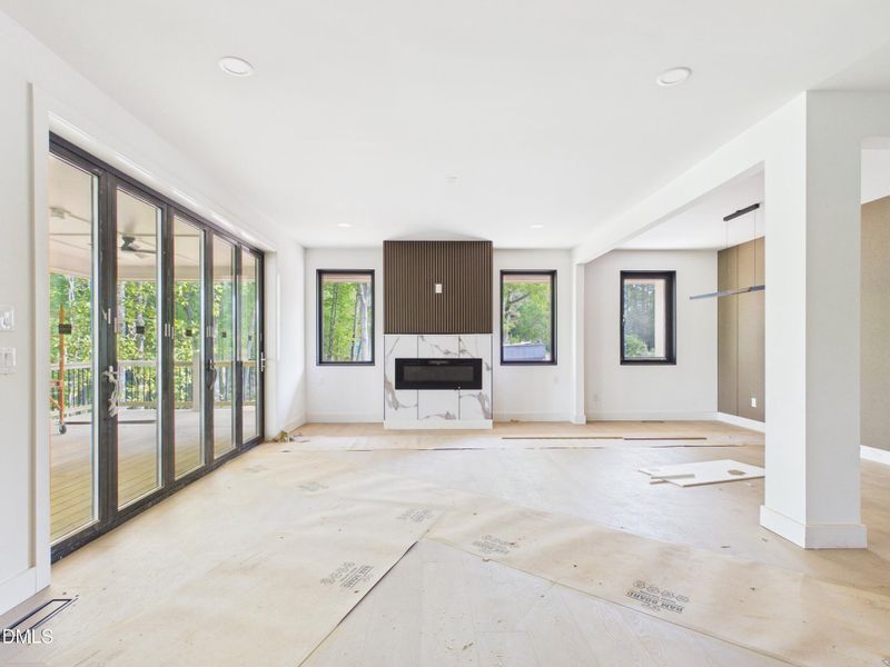 CAM06429G6-PR0015-STILL013