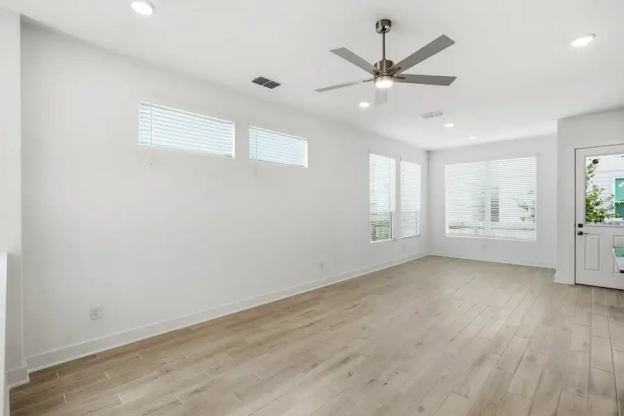 Spacious, unfurnished interior of a new home in Rose Hill, San Antonio (Image 20).