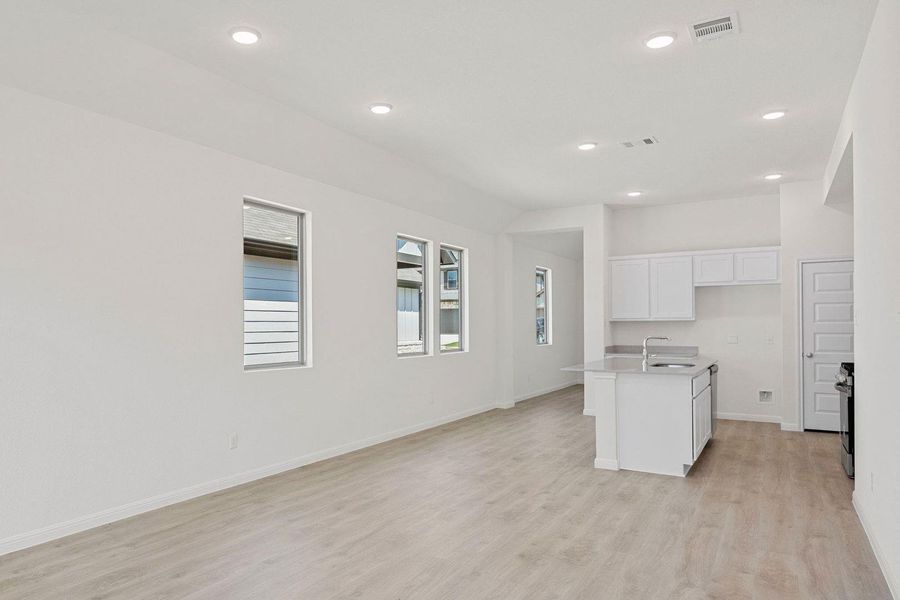 Spacious, unfurnished interior of a new home in Trinity Ranch, Elgin (Image 24).