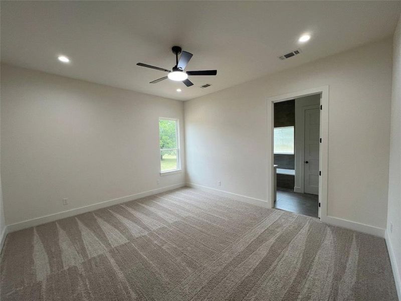 Spacious, unfurnished interior of a new home in , Weatherford (Image 9).