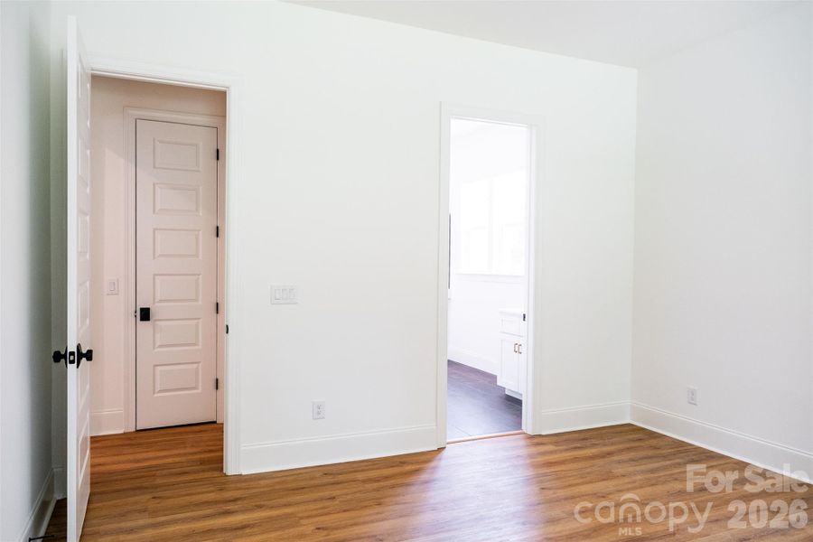Primary Bedroom w EnSuite Full Bathroom Primary Bedroom w EnSuite Full Bathroom