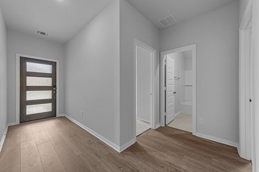 Spacious, unfurnished interior of a new home in Rolling Ridge, Van Alstyne (Image 12).