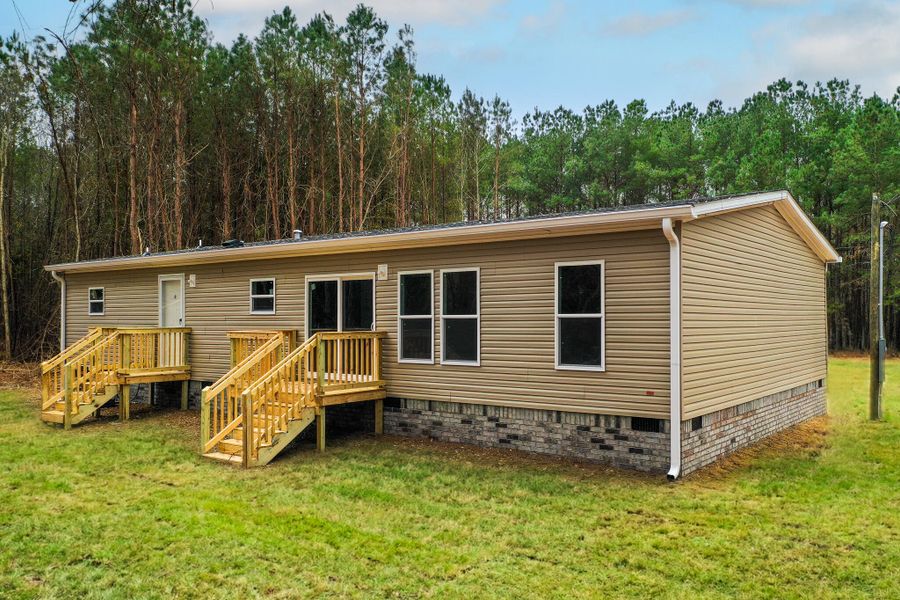 Exterior details and patio area of a home in , Eutawville (Image 17).