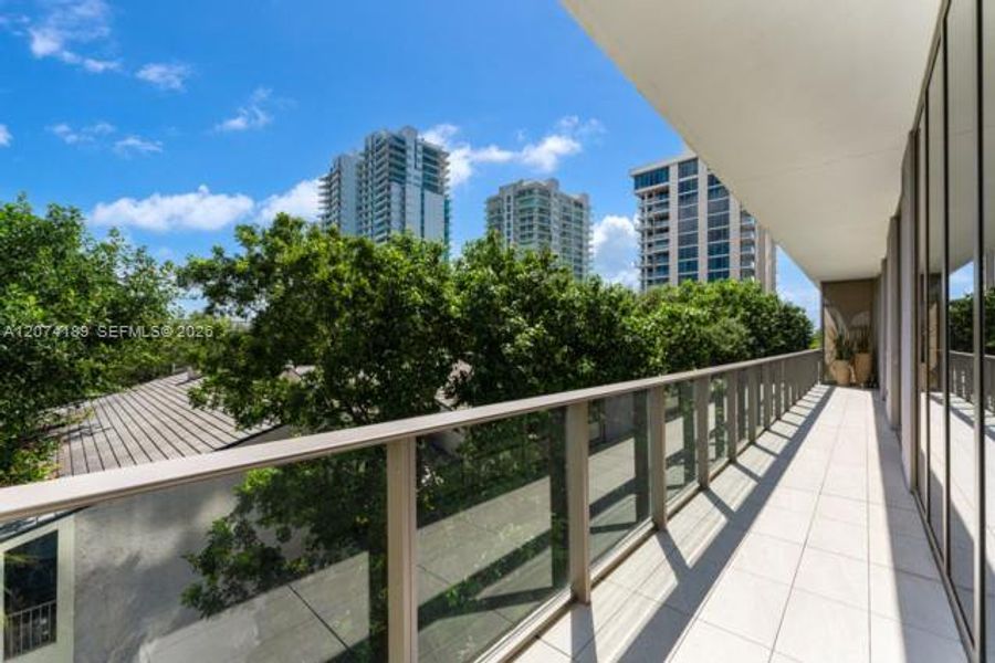 Condo located in Miami, FL showcasing its design and architecture (Image 2). Condo located in Miami, FL showcasing its design and architecture (Image 2).