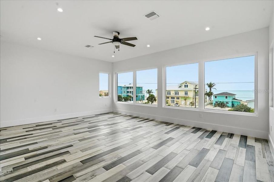 Spacious, unfurnished interior of a new home in , Englewood (Image 24).