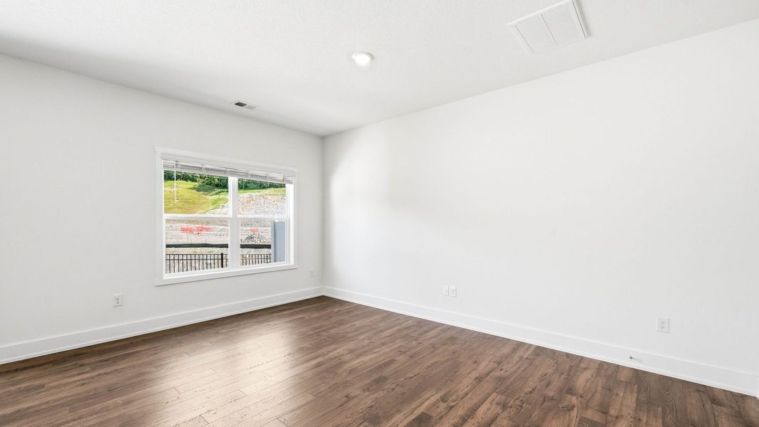 Spacious, unfurnished interior of a new home in Cherokee Crossing, Kodak (Image 11).