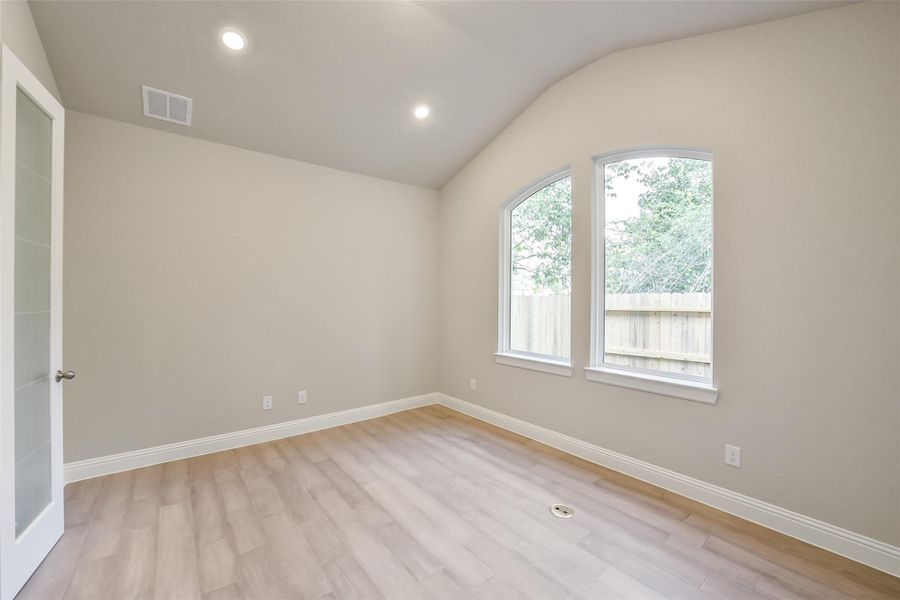 Spacious, unfurnished interior of a new home in Evergreen 60', Conroe (Image 35).